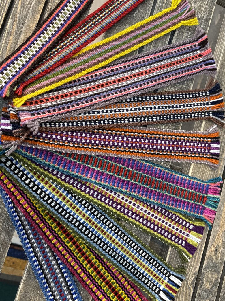 Dažādu krāsu austas grāmatzīmes #1206