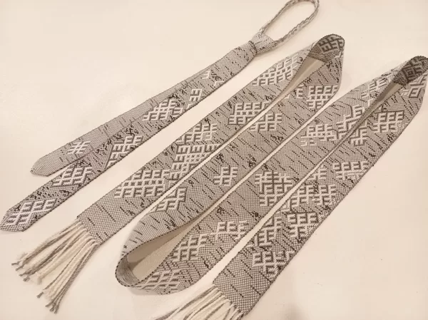 Josta un kaklasaite - austi bārza rakstā