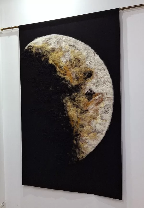 NAKTS VIESIS 140x83cm_autortehnika_austi jostu fragmenti_filcējums_2024